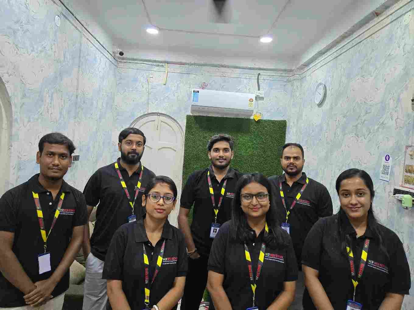 W3 Web School team and practical digital marketing course training session for online learners